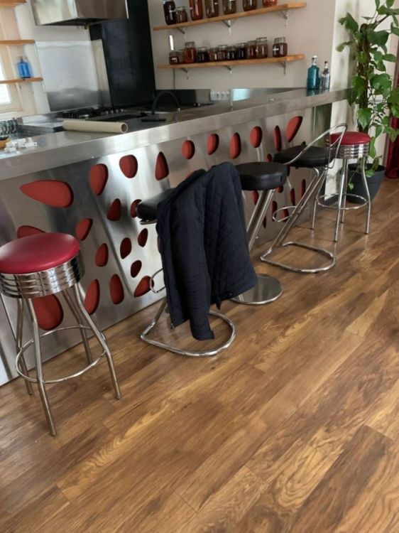 რეტრო სტილის ბარის სკამი – ქრომირებული ლითონისა და წითელი ტყავის კომბინაცია სურათი