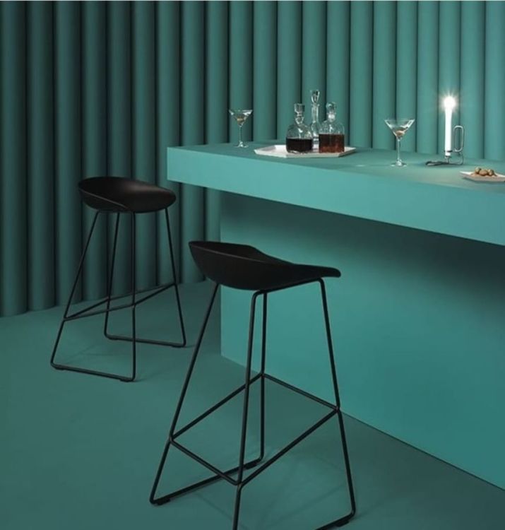 ულტრათანამედროვე ბარის სკამი – მინიმალისტური დიზაინი და სკანდინავიური სტილი სურათი