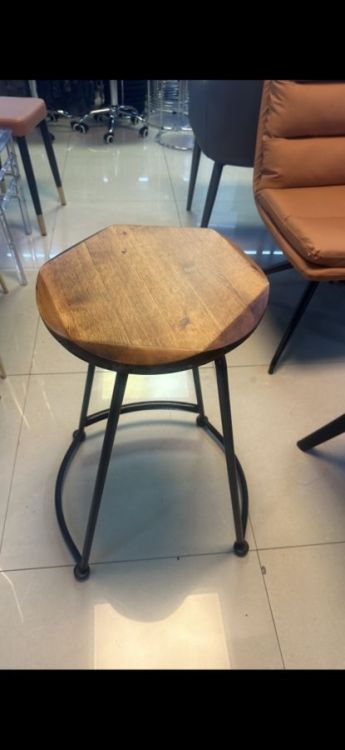 ინდუსტრიული სტილის ბარის სკამი – ნატურალური ხისა და ლითონის კომბინაცია სურათი