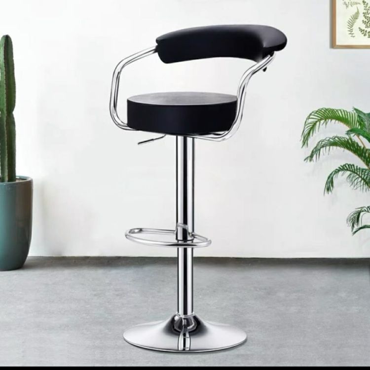 თანამედროვე ბარის სკამი – ელეგანტური ნახევარწრიული დიზაინი და რბილი სათავსო სურათი