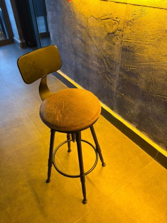 ვინტაჟური ინდუსტრიული ბარის სკამი – რბილი დასაჯდომითა და მყარი ლითონის კონსტრუქციით სურათი