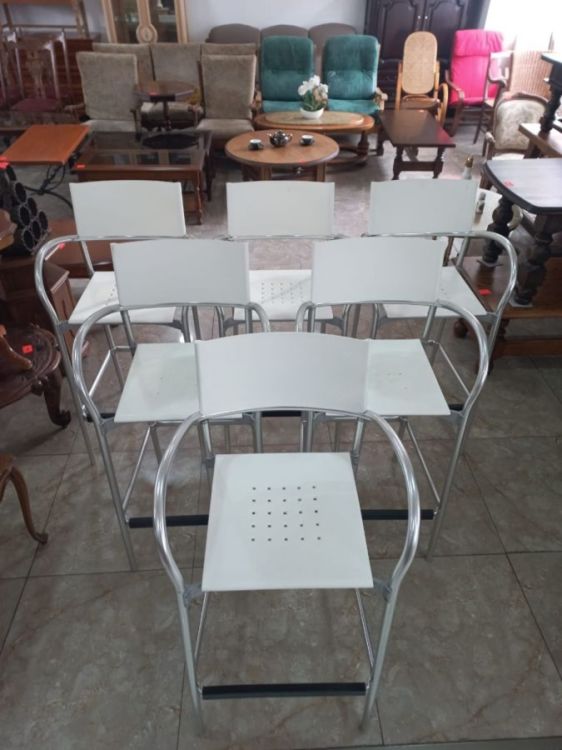 თანამედროვე თეთრი ბარის სკამები – მინიმალისტური დიზაინი და მაქსიმალური მდგრადობა სურათი