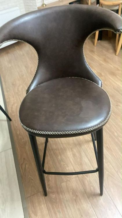 პრემიუმ კლასის ბარის სკამი – ელეგანტური დიზაინი და კონტრასტული ნაკერები სურათი