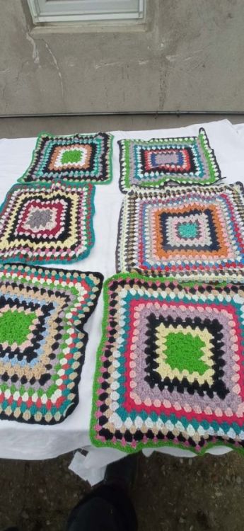 ხელნაკეთი ფერადი გადასაფარებლები სკამებისთვის – მყუდროება და ორიგინალური სტილი სურათი