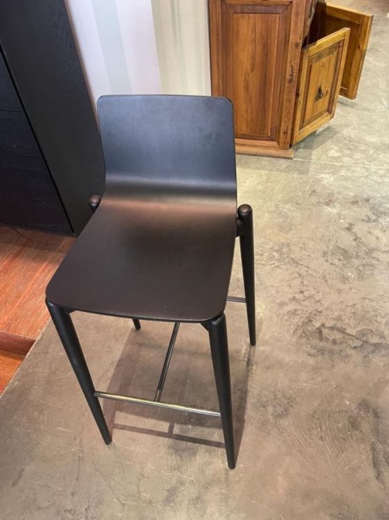 თანამედროვე მინიმალისტური ბარის სკამი – ელეგანტური შავი ფაქტურა და მყარი კონსტრუქცია სურათი