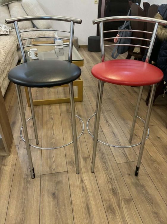 თანამედროვე მინიმალისტური ბარის სკამი – გეომეტრიული სიზუსტე და მაქსიმალური კომფორტი სურათი