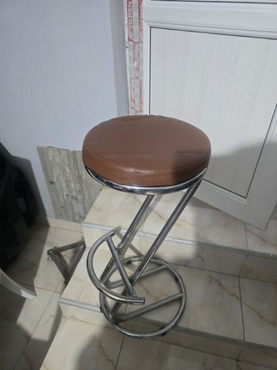 კლასიკური ლითონის ბარის სკამები – კომფორტი და გამძლეობა სურათი