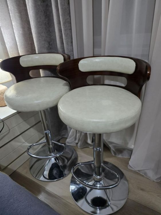 თანამედროვე ბარის სკამი – რბილი საზურგე და სიმაღლის რეგულირების მექანიზმი სურათი