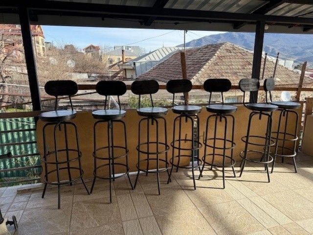 ელეგანტური ბარის სკამი – რბილი საზურგე და ქრომირებული ლითონის კონსტრუქცია სურათი