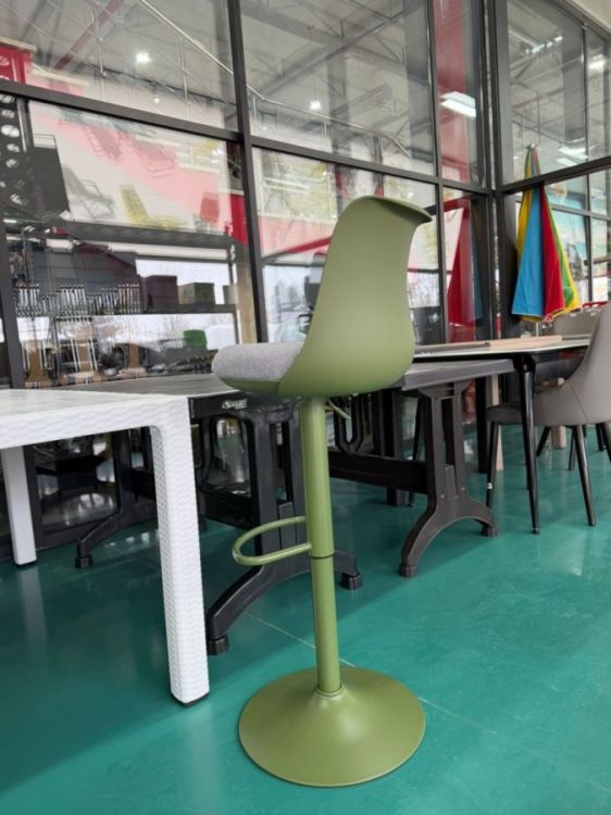 თანამედროვე რბილი ბარის სკამი – ელეგანტური დიზაინი და ქრომირებული დეტალები სურათი