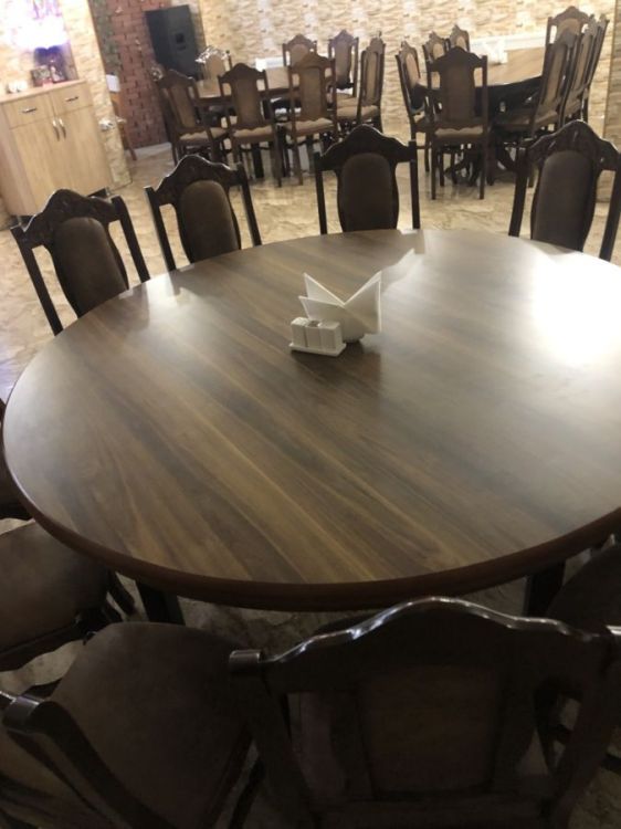 კომპაქტური ბარის კომპლექტი – მაგიდა და სკამებით თანამედროვე ინტერიერისთვის სურათი