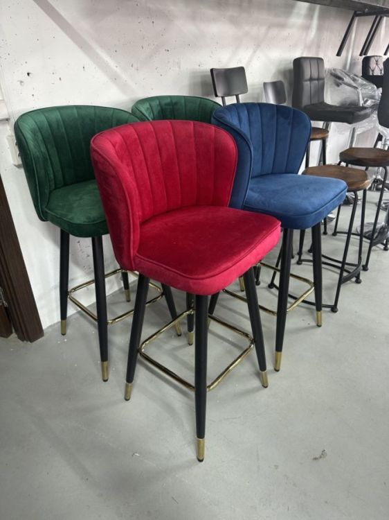 იყიდება ბარის სკამი — ელეგანტური და კომფორტული სურათი