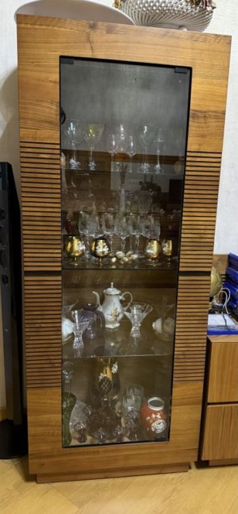 თანამედროვე მისაღები ოთახის ვიტრინა – ელეგანტური დიზაინი და ხის ნატურალური ფაქტურა სურათი