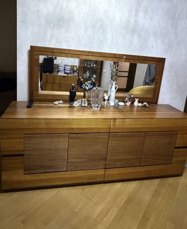 მისაღები ოთახის თანამედროვე კომოდი და სარკე – დახვეწილი დიზაინი და ხის ფაქტურა სურათი