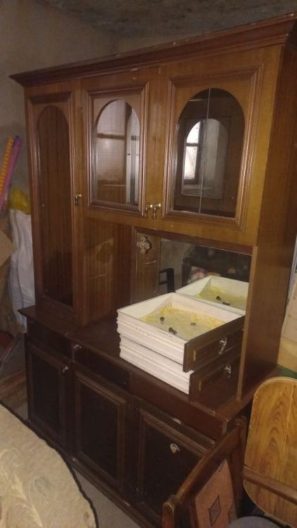 კლასიკური მისაღები ოთახის კარადა – მასიური კონსტრუქცია და ვინტაჟური სტილი სურათი