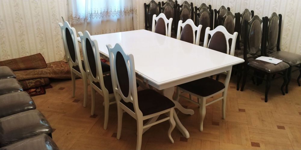 მისაღები ოთახის ელეგანტური კომპლექტი – თეთრი პრიალა მაგიდა და რბილი სკამები სურათი