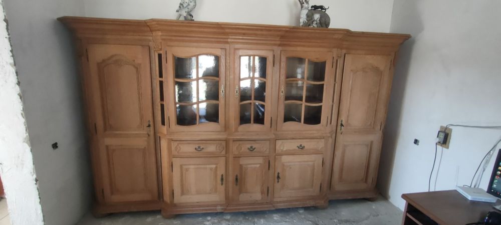 პრემიუმ კლასის ანტიკვარული მუხის ბუფეტი – ნატურალური ხე და კლასიკური დიზაინი სურათი