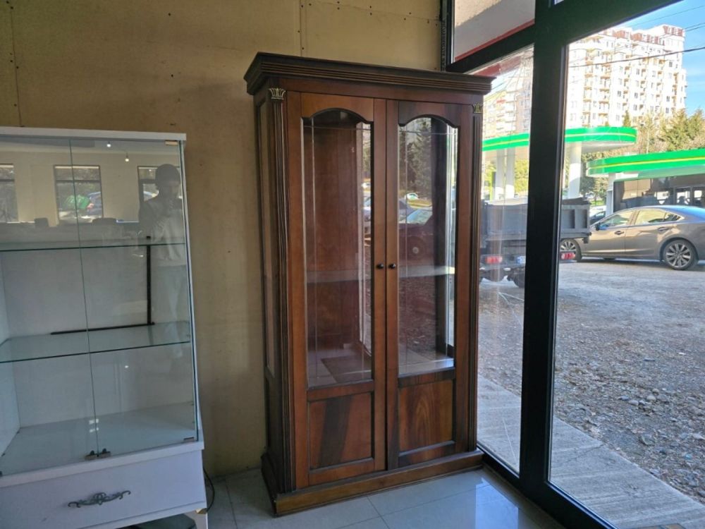 მისაღები ოთახის კლასიკური ორკარიანი ვიტრინა – პრემიუმ ხარისხი და დახვეწილი დიზაინი სურათი