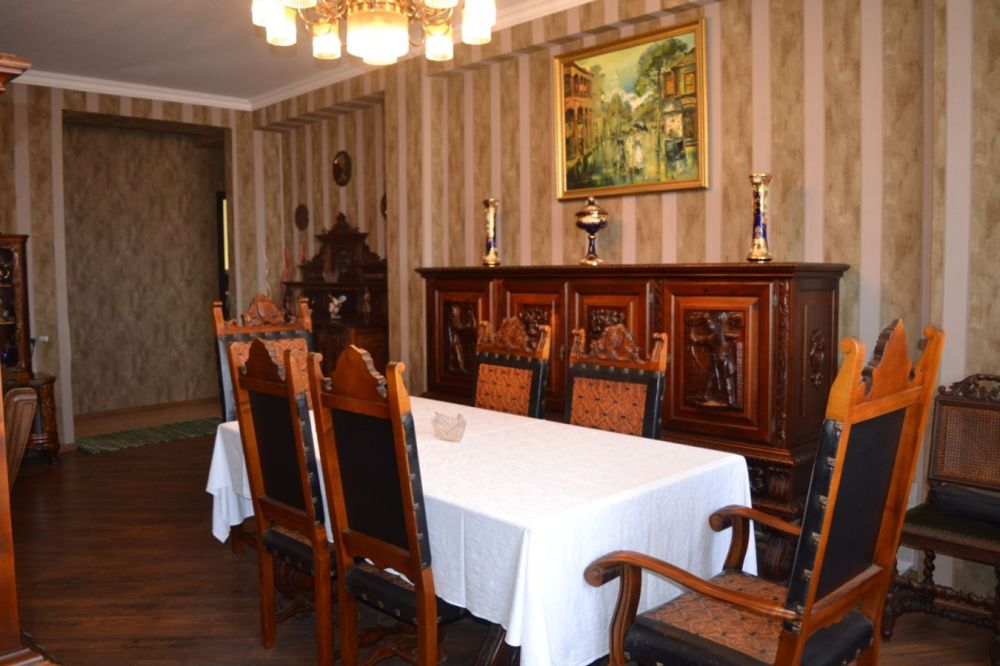 ესპანური რენესანსი – პრემიუმ კლასის ანტიკვარული მისაღები ოთახის კომპლექტი სურათი