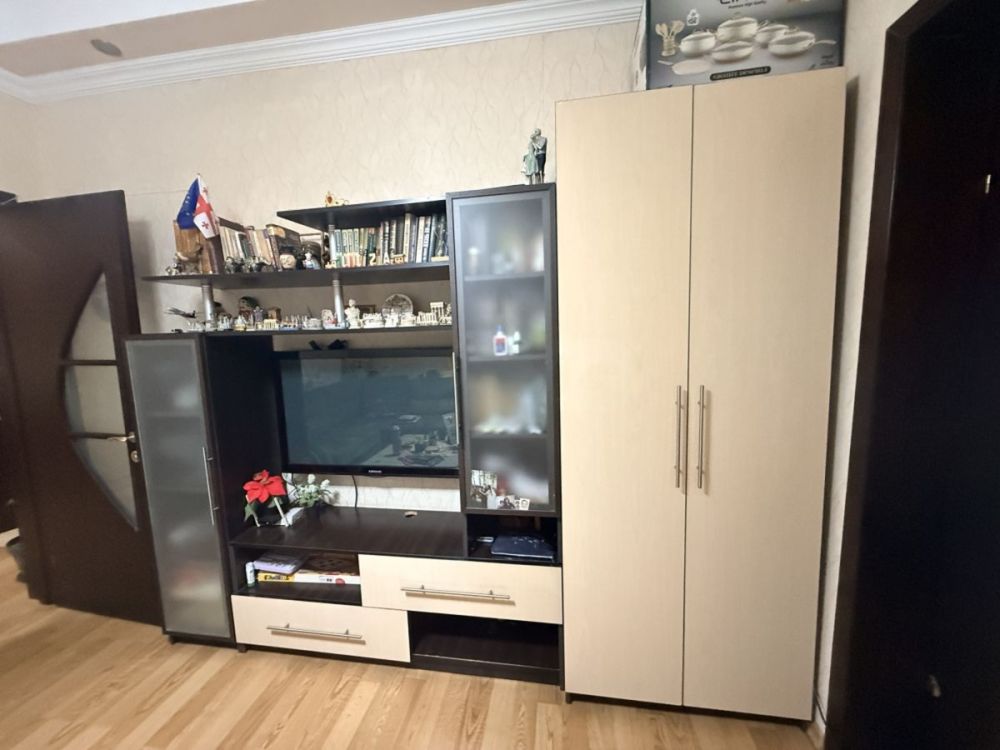 თანამედროვე მისაღები ოთახის კომპლექტი – ფუნქციური დიზაინი და დიდი სათავსოები სურათი