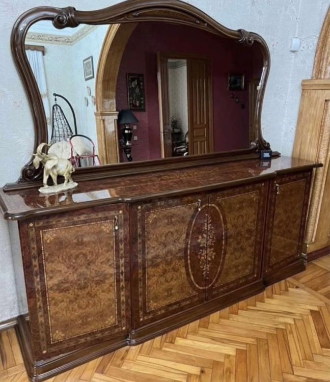 მისაღები ოთახის მდიდრული კომოდი და სარკე – კლასიკური დიზაინი და პრიალა ფაქტურა სურათი