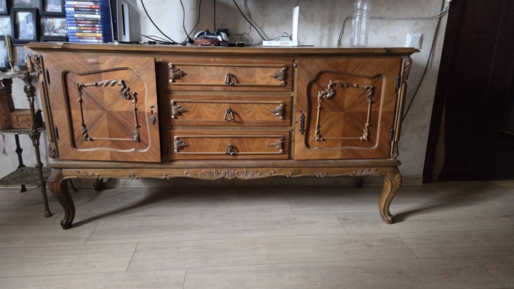 ვინტაჟური მისაღები ოთახის კომოდი – ნატურალური ხე და დახვეწილი კლასიკური დიზაინი სურათი