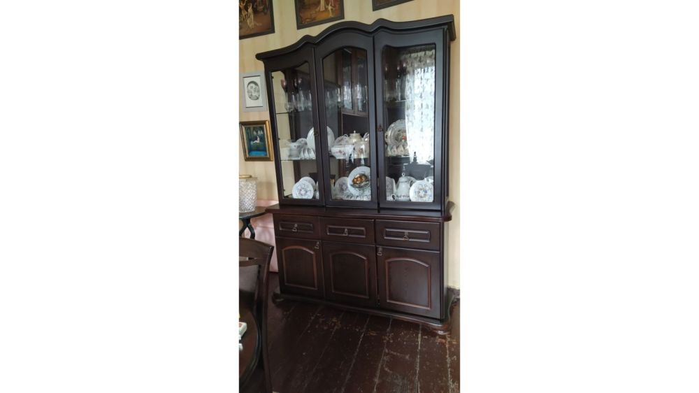 კლასიკური მისაღები ოთახის ვიტრინა – ელეგანტური დიზაინი და მრავალფეროვანი სათავსოები სურათი