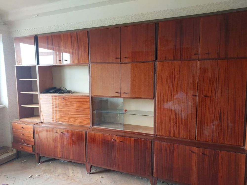 მისაღები ოთახის კლასიკური კომპლექტი – დახვეწილი დიზაინი და მრავალფეროვანი სათავსოები სურათი