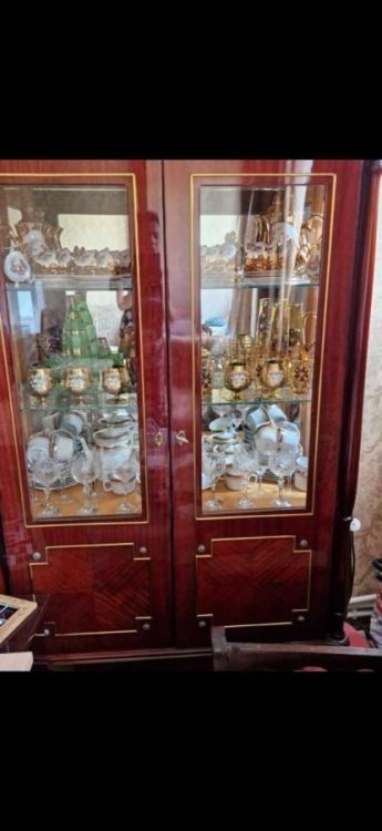 კლასიკური მისაღები ოთახის ვიტრინა – კომპაქტური დიზაინი და ელეგანტური სტილი სურათი