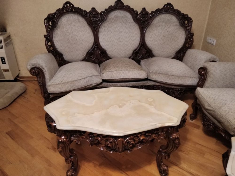 რბილი ავეჯის მდიდრული კომპლექტი – დივანი და ოთხი სავარძელი სურათი