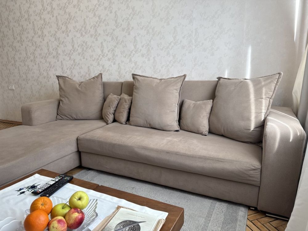 თანამედროვე მისაღები ოთახის რბილი კუთხე – მაქსიმალური კომფორტი და ფუნქციური დიზაინი სურათი