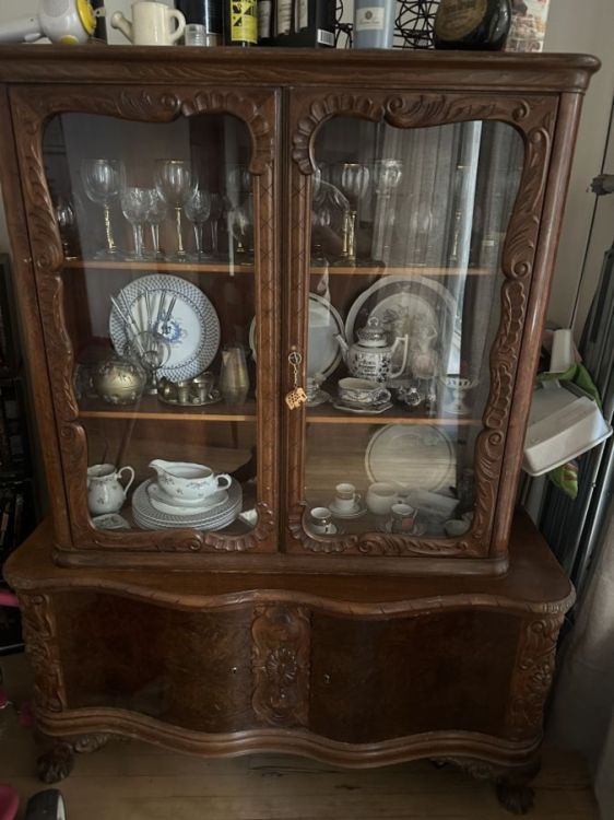 მისაღები ოთახის ავეჯის დიდი არჩევანი - კლასიკური და რუმინული მოდელები სურათი