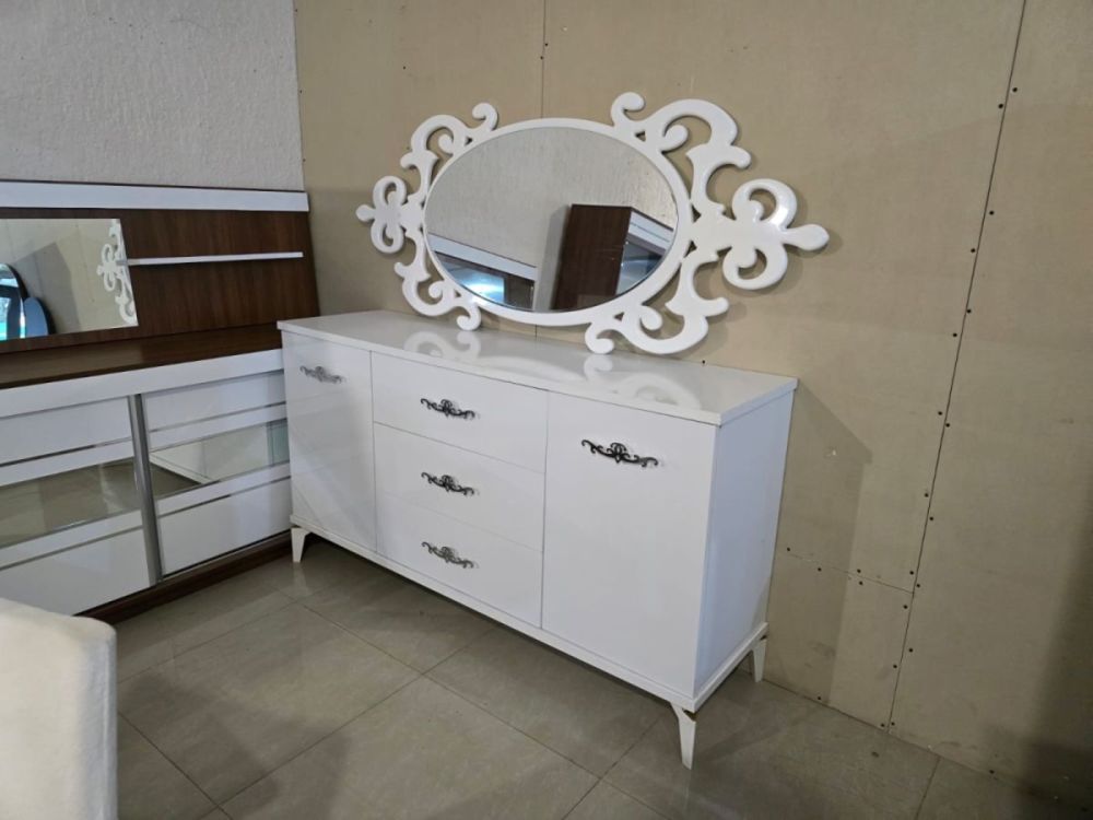 მისაღები ოთახის თეთრი კომპლექტი „ორნამენტი“ – კომოდი, სარკე და ვიტრინა სურათი