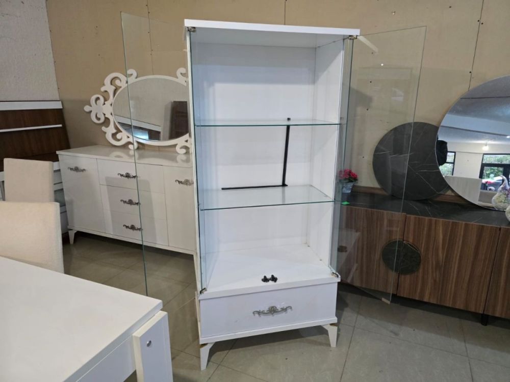 მისაღები ოთახის თეთრი კომპლექტი „ორნამენტი“ – კომოდი, სარკე და ვიტრინა სურათი