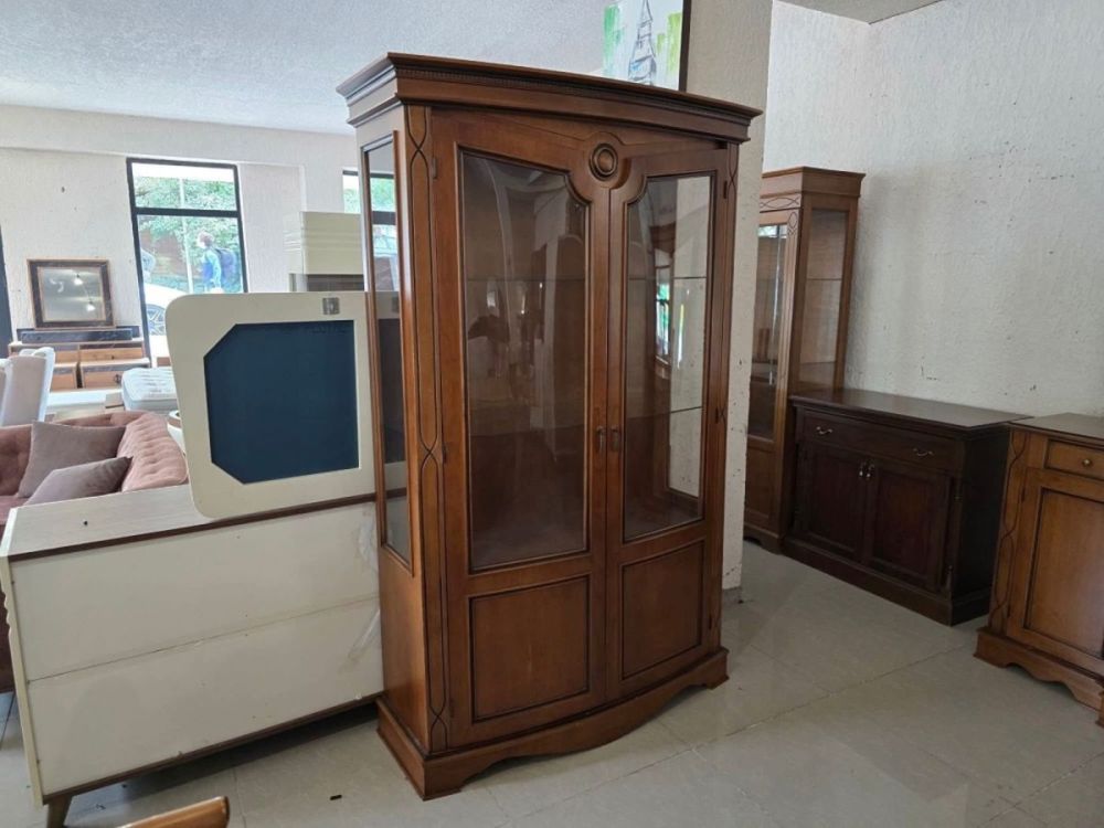 ვინტაჟური მუქი ხის ტუმბო – ორიგინალური ასიმეტრიული დიზაინით სურათი