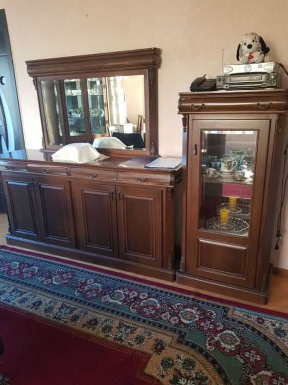 მისაღები ოთახის მასიური ხის კომპლექტი – კლასიკური კომოდი სარკით და ვიტრინა სურათი
