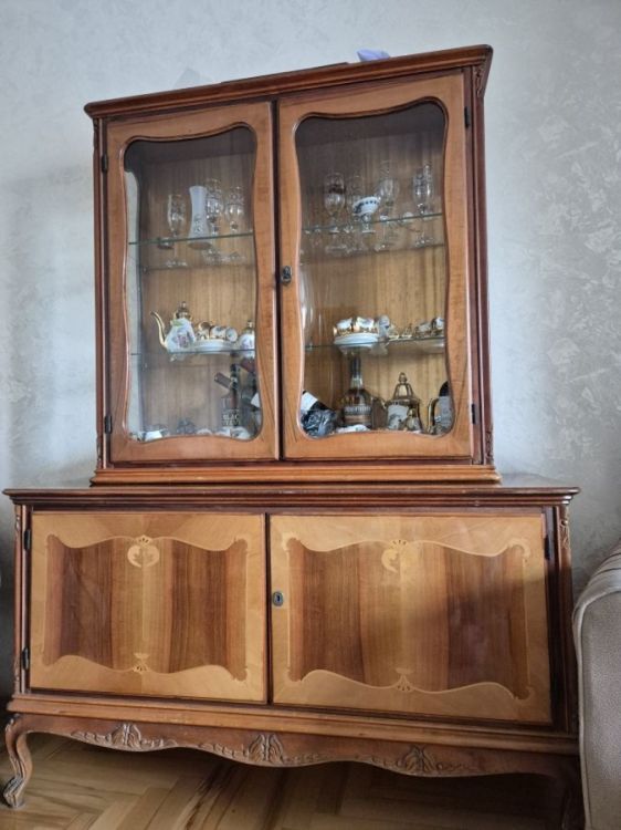 მისაღები ოთახის კლასიკური ვიტრინა (გორკა) – ნატურალური ხის ტექსტურით და ორნამენტებით სურათი