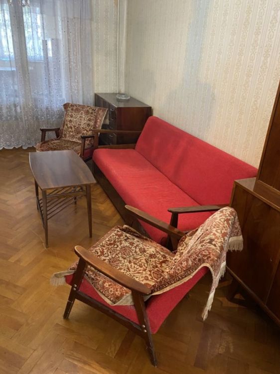 მისაღები ოთახის ავეჯის კომპლექტი: კლასიკური ვიტრინა და ტევადი კომოდი სურათი