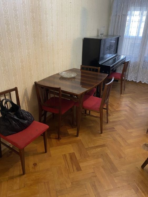 მისაღები ოთახის ავეჯის კომპლექტი: კლასიკური ვიტრინა და ტევადი კომოდი სურათი