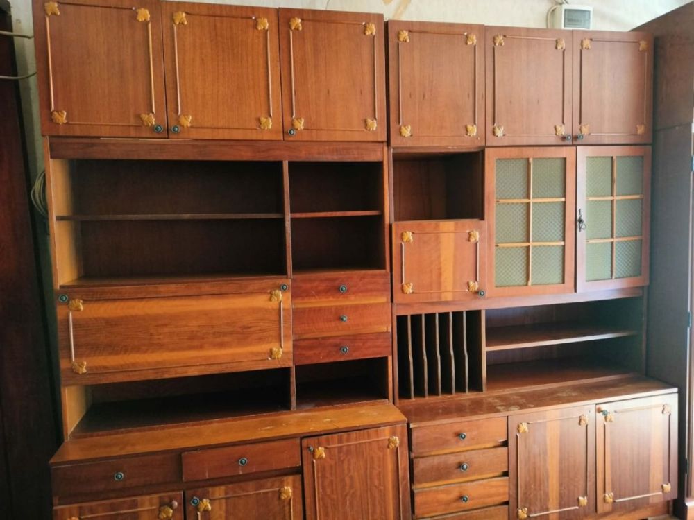 მისაღები ოთახის კედელი (სტენკა) - ნატურალური ხის კარადა სურათი