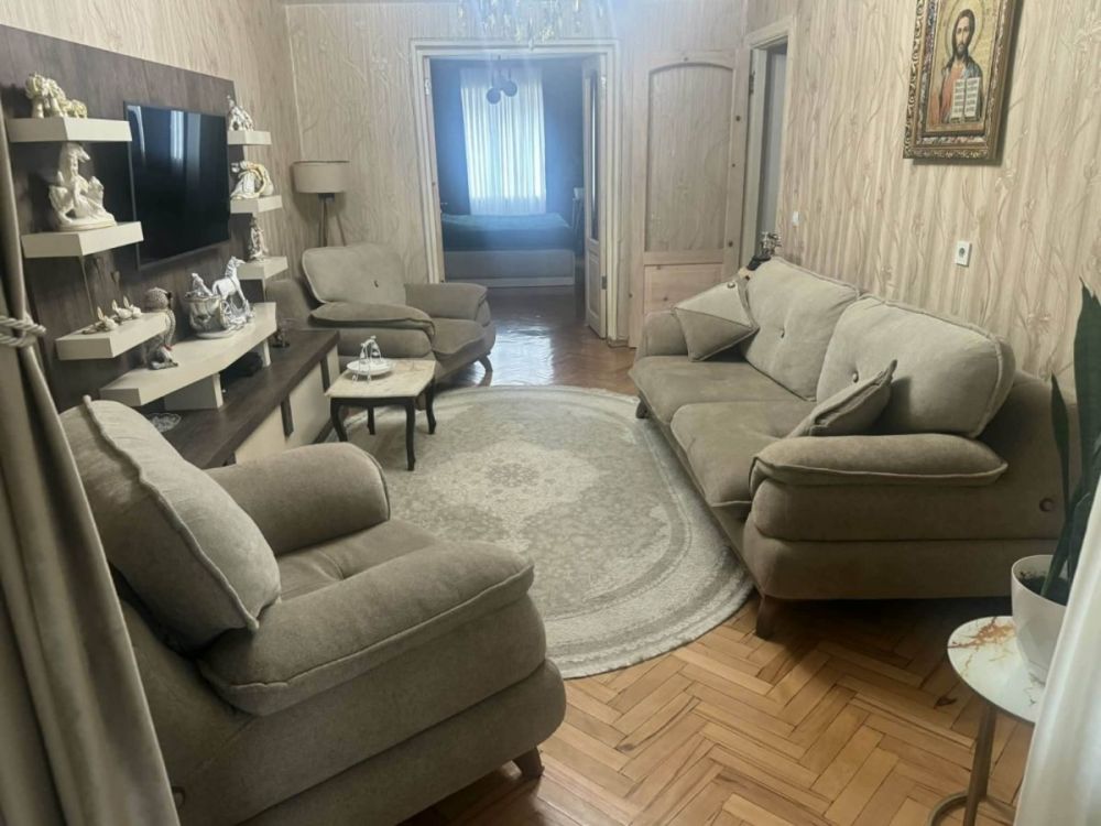 მისაღები ოთახის ავეჯის კომპლექტი – მოდერნისტული დიზაინის სათავსოები და ვიტრინები სურათი