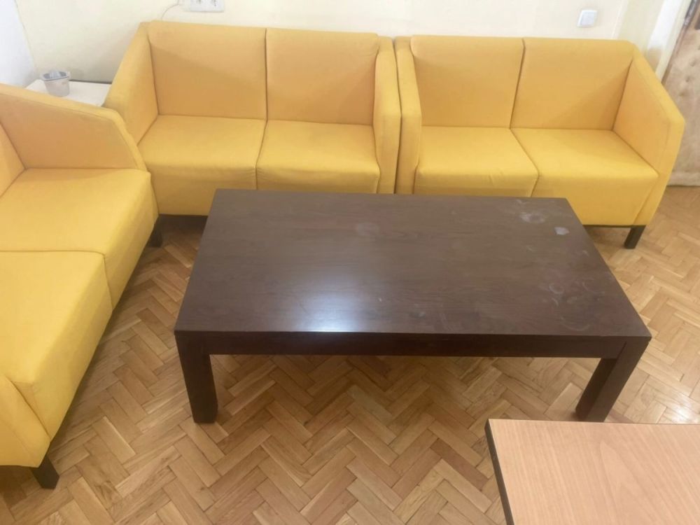 მისაღები ოთახის ჟურნალების მაგიდა – კლასიკური სტილი და მყარი კონსტრუქცია სურათი