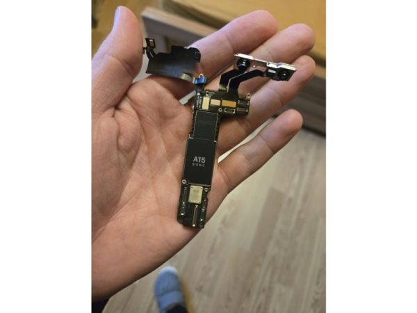 IPhone 13 სურათი