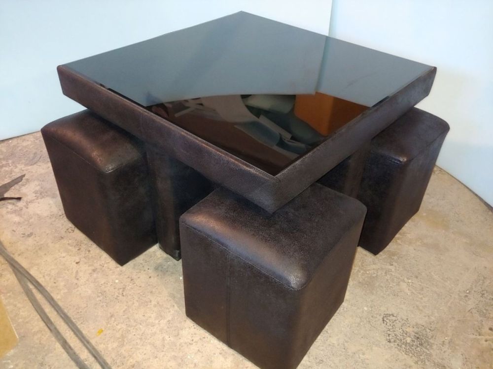 ჟურნალების მაგიდა პუფებით – პრაქტიკული და კომპაქტური კომპლექტი სურათი