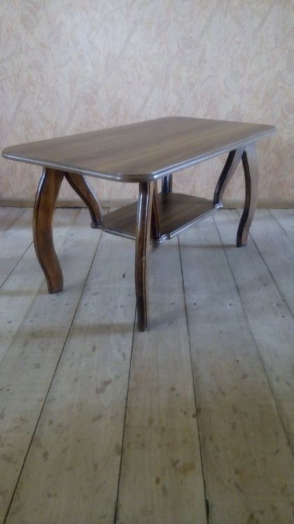 მისაღები ოთახის ჟურნალების მაგიდა – კლასიკური სტილი და სიმყარე სურათი