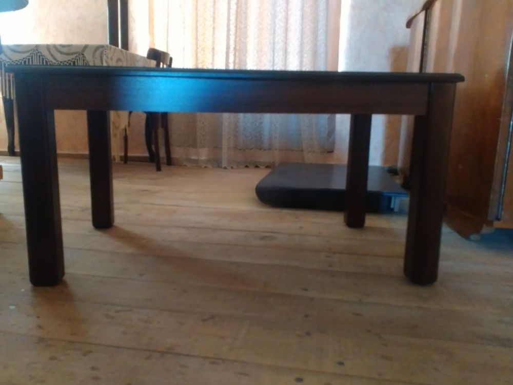 თანამედროვე ჟურნალების მაგიდა – მინიმალისტური დიზაინი და ხის ფაქტურა სურათი