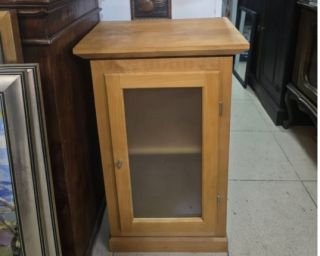 ჰოლანდიური ხის ტუმბო მინის კარით (46x34x77 სმ)