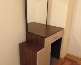 ხის კომოდი სარკით - კომპაქტური ტრილიაჟი (90x48x160 სმ)