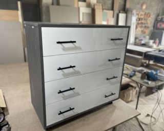 ლამინატის კომოდი – ტევადი და პრაქტიკული (90x43x90 სმ)