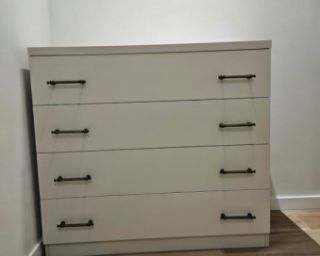 პრაქტიკული ლამინატის კომოდი – თანამედროვე დიზაინი